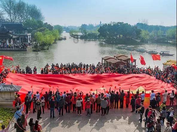 福鼎有烧烤摊主因等待生意时感觉太冷了，便就地生火取暖...